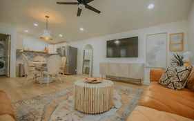 East Downtown Desert Chic Casita-Hot Tub-Pet Friendly-No Pet Fees!